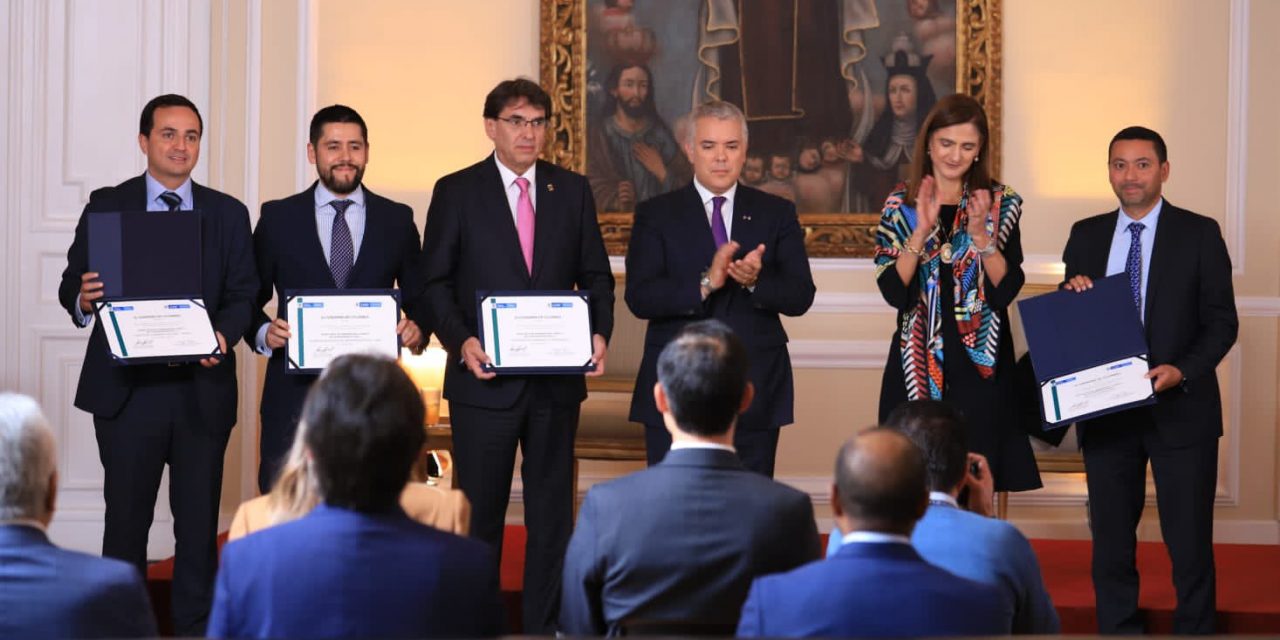 La Sociedad Colombiana de Ingenieros recibe condecoración al Mérito de la Infraestructura del Transporte.