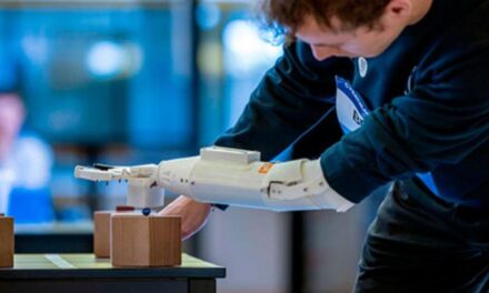 Estudiantes de Ingeniería crean una prótesis de brazo robótico 3D de bajo coste «que responde a los impulsos nerviosos»