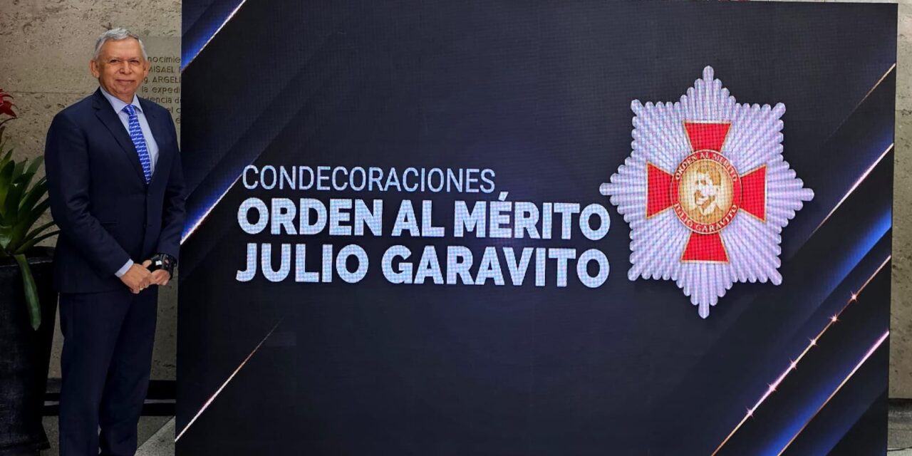 Hernán Porras Díaz recibió la Orden al Mérito Julio Garavito en el Grado de Gran Cruz por su trayectoria como ingeniero